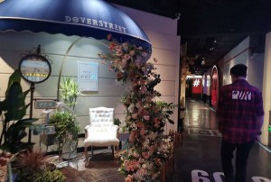 上海浦东新区老港镇附近夜场招聘包厢陪唱,有学历要求吗？